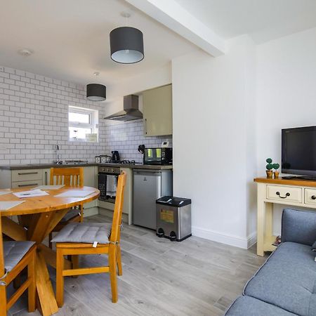 Ground Floor Flat With Parking, Sleeps 3 Apartment Wheatley Exterior photo